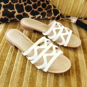 Kelly & Katie Kenzy white cushion slide on sandals low block heel size 8